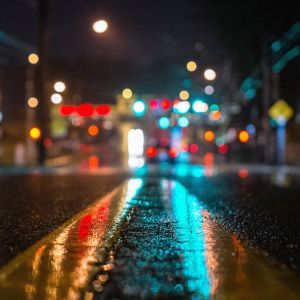 Reflejo de luces nocturnas de la ciudad