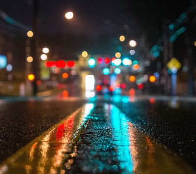 Reflejo de luces nocturnas de la ciudad
