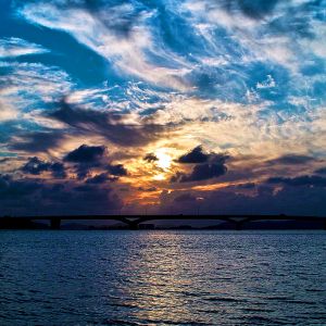 Impresionante Atardecer Sobre el Agua