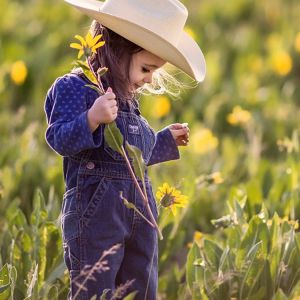 Niña Linda con Sombrero de Vaquero