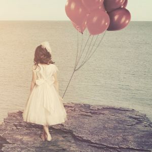 Chica con Globos Junto al Mar