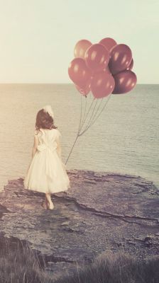 Chica con Globos Junto al Mar