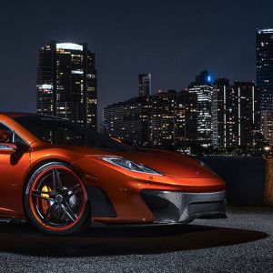 Coche deportivo naranja elegante de noche