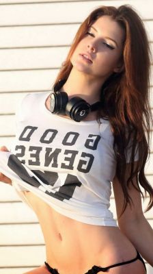 Chica Estilosa con Auriculares