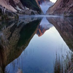 Reflejo de Montañas al Amanecer