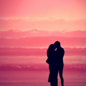 Beso romántico al atardecer