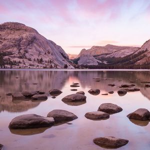 Lago de Montaña Sereno