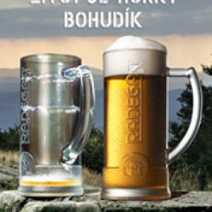 Vasos de cerveza y naturaleza