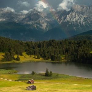 Paisaje montañoso con arcoíris