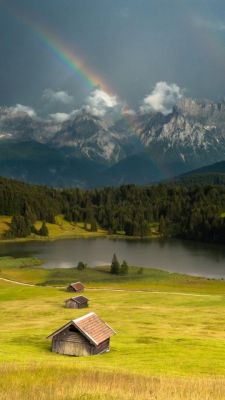 Paisaje montañoso con arcoíris