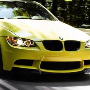 BMW M3 Amarillo en Movimiento