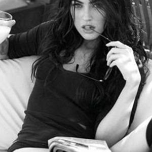 Chica Glamourosa en Blanco y Negro