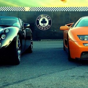 Coches deportivos al atardecer