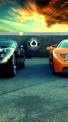 Coches deportivos al atardecer