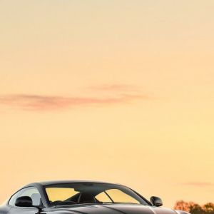 Coche Aston Martin al Atardecer