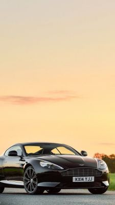 Coche Aston Martin al Atardecer
