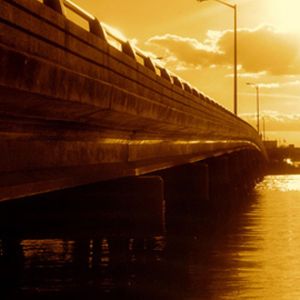 Atardecer dorado sobre el puente