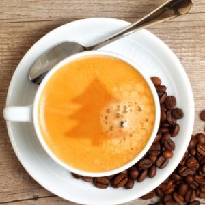 Café con diseño de árbol de Navidad