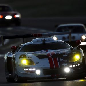 Coche de carreras al atardecer