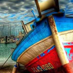 Barco de Pesca Colorido