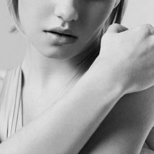 Retrato Elegante en Blanco y Negro