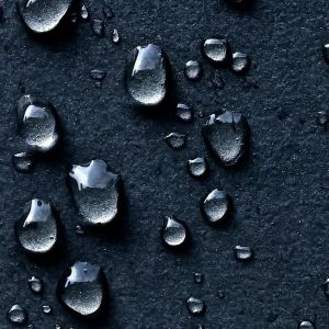 Gotas de agua en superficie oscura