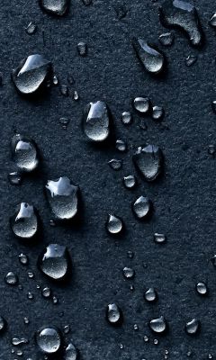 Gotas de agua en superficie oscura