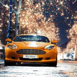 Coche Deportivo Naranja con Luces de Navidad