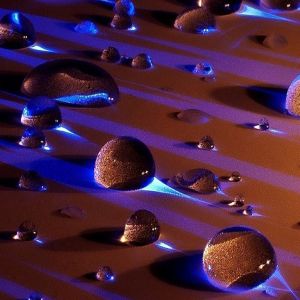 Gotas de agua con luz azul