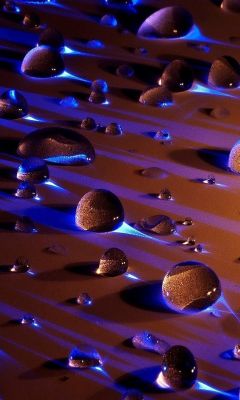 Gotas de agua con luz azul