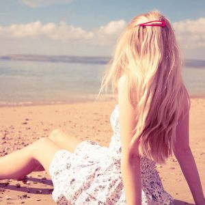 Chica en la playa con vestido de verano