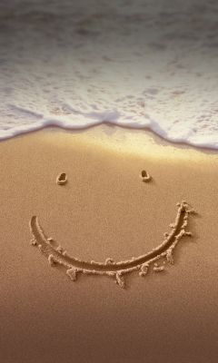 Cara sonriente en la arena