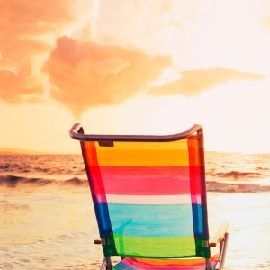 Silla de Playa Colorida al Atardecer