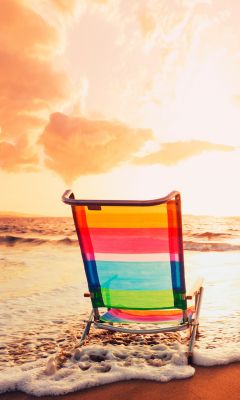 Silla de Playa Colorida al Atardecer