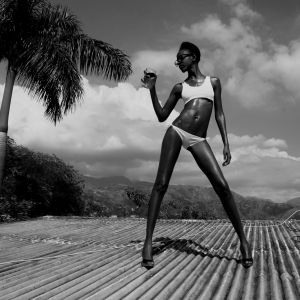 Modelo Elegante en Blanco y Negro