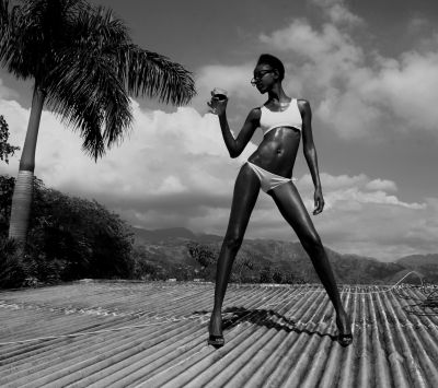 Modelo Elegante en Blanco y Negro