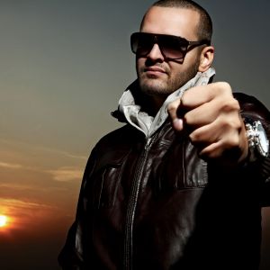 Artista Musical Elegante al Atardecer
