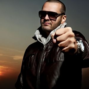Hombre Estiloso con Gafas de Sol