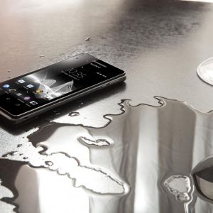 Smartphone Elegante en Superficie Mojada