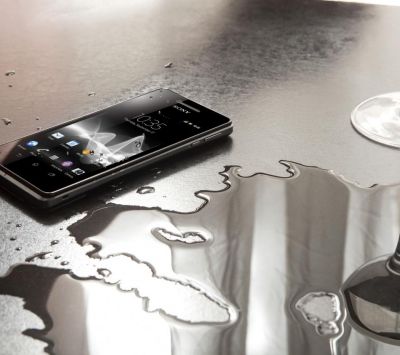 Smartphone Elegante en Superficie Mojada