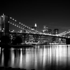 Vista nocturna del Puente de Brooklyn