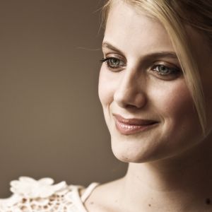 Retrato Elegante de una Mujer