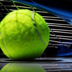 Pelota de Tenis Brillante en Primer Plano