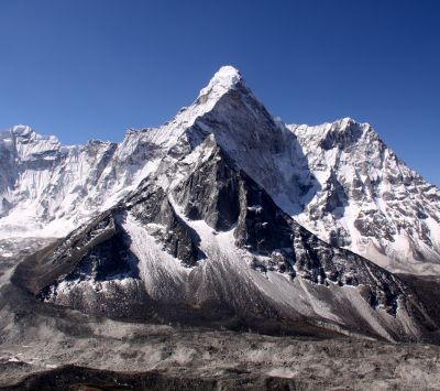 Majestuosas Montañas Nevadas