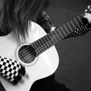 Chica Tocando la Guitarra