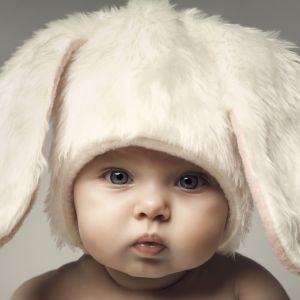 Bebé Adorable con Sombrero de Conejo