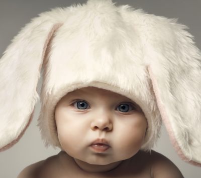 Bebé Adorable con Sombrero de Conejo
