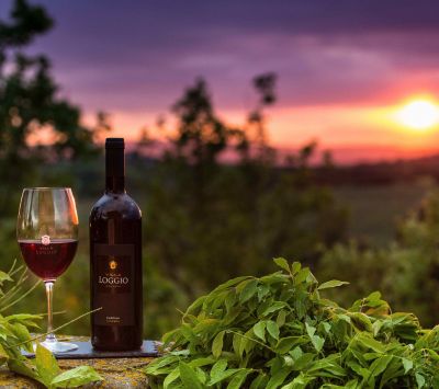 Botella de vino y atardecer