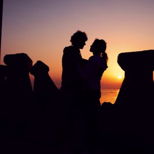 Silhouette Romántica al Atardecer