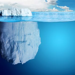 Iceberg impresionante sobre y debajo del agua